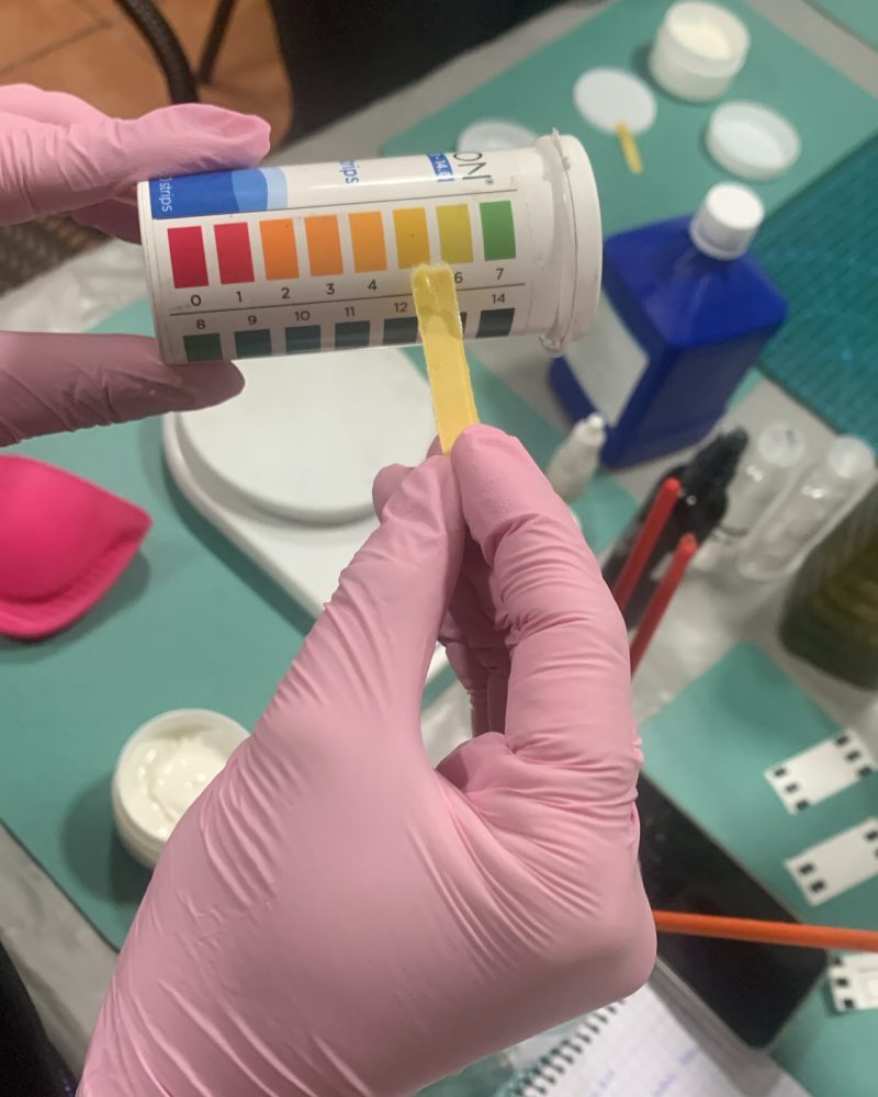 MEDICIÓN DE PH EN CURSO DE COSMÉTICA PRESENCIAL
